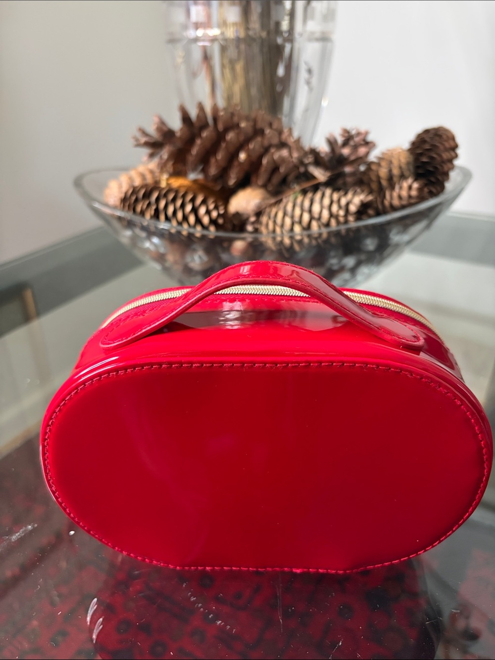 Dior beauty Glossy Red Oval Vanity Case with Raised Logo - Picture 4 of 7